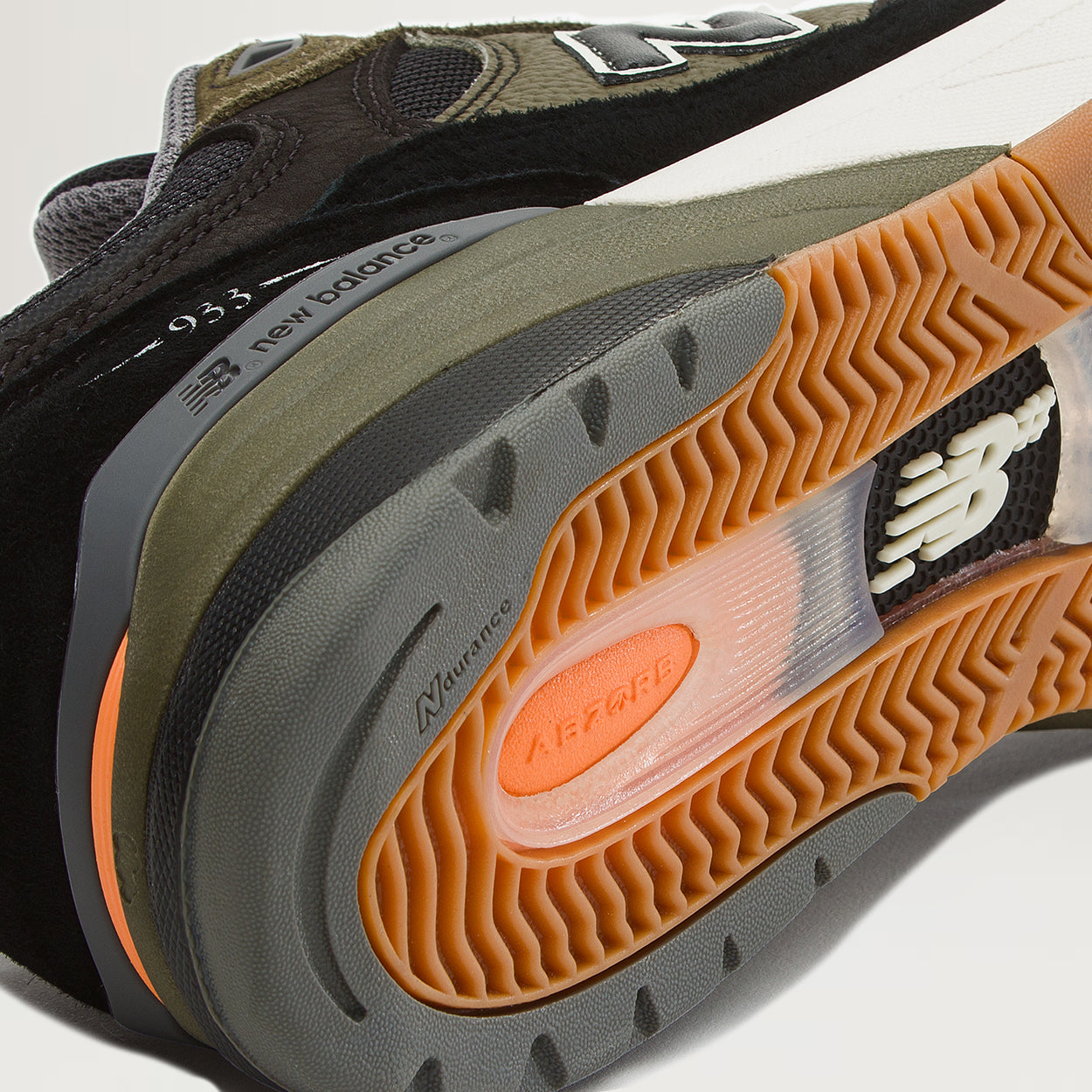 NB Numeric Reynolds 933 (Black/Dark Olivine)