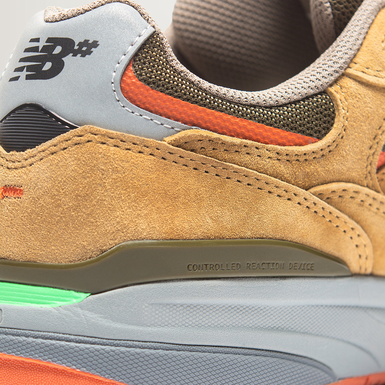 NB Numeric Reynolds 933 (Camel/Dark Brown)